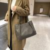 Bolso tejido de alta gama transfronterizo para mujer, nuevo bolso de hombro tipo bandolera para mujer, bolsos vintage europeos y americanos al por mayor, 2022