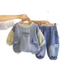 Atuendo diario escolar para niño pequeño: elegante y refrescante conjunto de dos piezas con sudadera de mezclilla raglán de color contrastante con cuello redondo para otoño