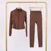 Conjunto Lulu Df de Jaqueta Curta com Gola Alta e Calça Cropped com Etiqueta, Em Estoque Envio Direto, Gola Alta Slim Fit, Zíper Dourado Elástico