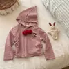 Sudadera de rayas para niña, nueva colección otoño 2026, camiseta de rayas con gorro de elfo estilo coreano, top elegante para niños