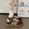 Las zapatillas son súper populares, zapatillas de entrenamiento alemanas con plataforma, zapatos blancos de suela gruesa retro de otoño, versátiles para mujer, estilo casual nuevo 2026