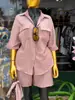 Moda Feminina Transfronteiriça Europeia e Americana Verão 2026 Novo Conjunto Casual de Camisa Listrada Solta com Bolsos e Shorts de Cintura Alta