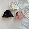 Pinza de Garra Triangular de Satén con Lunares de Textura Suave Pinza de Tiburón de Tela Plegada de Nicho Accesorio para el Cabello para el Viaje Diario Atmosférico