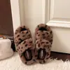 Chinelos peludos femininos da moda com estampa de leopardo, adequados para uso em casa e ao ar livre, sola macia antiderrapante, chinelos peludos de dedo aberto com tira dupla de pelúcia