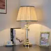 Lámpara de mesa de cristal de lujo de alta gama para mesita de noche de dormitorio principal, simple y sofisticada, adecuada para decoración de sala de estar y uso en hoteles, lámpara de mesa estilo americano