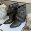 Botas longas femininas Chuyuji retrô com bico fino e tachas, novo estilo europeu e americano 2026 outono e inverno, botas de salto bloco versáteis e que afinam a silhueta.
