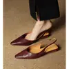 Primeiro Encontro Temporada Sandálias Baixas Planas Femininas 2026 Verão Bico Fino Hepburn Business Sem Costas Sapatos de Salto Único