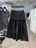 DestaqueYuran 26 Nova Coleção de Início de Outono: Vestido Preto Pequeno Brilhante Levemente Amassado com Camada de Nylon Plissado Dupla Camada Volumoso
