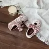 Zapatos de Princesa de Terciopelo Dorado con Lazo Cruzado Estilo Coreano para Niñas 2026 Nuevas Llegadas de Otoño Zapatos Individuales Versátiles de Suela Suave para Niños