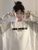 Camiseta de Manga Larga con Diseño de Nicho de Empalme de Color Contrastante Creativo Estampado de Letras Moda Femenina Versátil Cuello Redondo Top Holgado