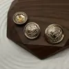 Traje de Metal con Escudo Estilo Británico Abrigo de Lana Tejido Botón Simple Combinable Botón Decorativo Cosido a Mano