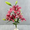 Decoración de Boda Mei Bao Arreglo Floral Artificial de Lirio de 6 Cabezas para Decoración de Mesa de Hogar y Hotel Flores Falsas