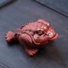 Juego de té de arena púrpura Yixing, mascota de té de sapo dorado, juego de té nutritivo con túnica roja, escultura de sapo de tres patas, juego de té, decoración de fábrica al por mayor