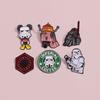 Broche creativo de robot de dibujos animados lindo, broche creativo divertido para juego, accesorios de cine y televisión, insignia de metal al por mayor