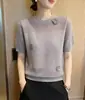 Camiseta de punto de alta gama estilo francés, cuello redondo, manga corta, con diseño floral tridimensional, nuevo top de punto color blanquecino para verano, con un estilo casual y elegante.