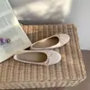 Primeiro Encontro com os Novos Sapatos Baixos Femininos para a Temporada Primavera 2026, Estilo Ballet, com Laço e Decote Baixo, Apresentando Design Slip-On e Solas Macias