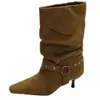 Botas de tacón de aguja de gamuza estilo Maillard con punta afilada y remaches, otoño 2026, botas de moda versátiles y elegantes para mujer, estilo retro, corte ajustado, hasta la mitad de la pantorrilla