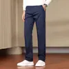 Pantalones casuales para hombre de fibra de bambú, color liso, resistentes a las arrugas, colección otoño 2026 nueva, pierna recta, corte ajustado, elásticos, versátiles, largos, venta al por mayor