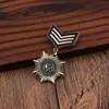 Broche de Emblema Retrô Europeu e Americano para Homens, Alfinete de Terno Versátil Personalizado, Ornamento de Peito Vintage com Letra da Moda Atacado
