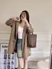 Camisola de chica picante con diseño de botones a rayas y copas acolchadas integradas, casual, a la moda, cómoda y se puede usar como capa exterior