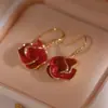 Brincos Populares de Flor de Camélia Vermelha com Strass para Mulheres, Novo Estilo Tendência 2026, Acessórios de Orelha Florais Super Delicados e Versáteis