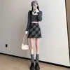 Falda de lana a cuadros grisáceo-rosada para mujer, nuevo estilo otoño 2026, de cintura alta, adelgazante, línea A, ajustada a la cadera, minifalda para figuras petite