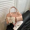 Bolsa Pequena de Couro de Alta Qualidade Estilo Ocidental para Mulheres Verão 2025 Nova Bolsa Transversal de Nicho Estilo Coreano Bolsa de Ombro Bolsa Bowling