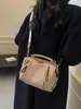 Bolsa de luxo de nicho para mulheres, nova coleção 2026, apresentando couro macio plissado texturizado, um design em formato de almofada, alça de ombro larga versátil e estilo crossbody
