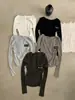 La nueva colección de otoño e invierno de Dalan Source Sweater Factory presenta un suéter de punto para mujer ajustado, con espalda hueca y versátil, disponible para venta al por mayor y personalización.