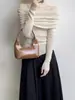 Nuevo Estilo Otoño/Invierno Top de Punto Rosa de un Hombro para Mujer, Estilo Diseñador, Nicho, Hombros Descubiertos, Temperamento, Top de Manga Larga