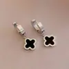 Aretes cortos de acero de titanio estilo coreano, aretes de argolla clásicos de acero inoxidable chapados en oro de 18k, aretes de flor de la suerte para mujer al por mayor