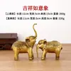 Um par de enfeites de elefante de latão, grandes elefantes de latão com as trombas apontadas para cima, para atrair riqueza e água para a sala de estar ou hall de entrada