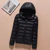Otoño e invierno 2023 nuevo abrigo ligero sin costuras de algodón con relleno de plumón corto con capucha moda coreana ajustado fino para mujer