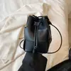Llegada Nueva Primavera 2026 Venta al por mayor Transfronteriza Bolsos Pequeños Moda Femenina Hecho a Mano Tejido Bolso Cubo PU Tacto Bolso Bandolera de un Solo Hombro