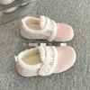Zapatos Birkenstock cálidos con forro de felpa para mujer 2026 nuevo estilo de invierno suela gruesa zapatillas de media caña felpa completamente cerradas piel zapatos de algodón para la nieve