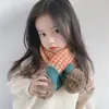 Bufanda infantil de otoño e invierno 2023, cálida, de punto, con cuello cruzado para bebé, estilo coreano, con flores, para viaje, para niña, con bola de pelo