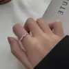 Anillo de Línea Enrollada para Mujer, Moda de Gama Alta de Nicho, Estilo Minimalista Fresco, Anillo Cruzado Geométrico Abierto Ajustable, Moderno
