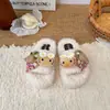 Otoño/Invierno 2026 Nuevas Pantuflas Casuales Cómodas Versátiles de Algodón Zapatos Peludos para Niñas Pequeñas Calzado de Exterior Suaves Esponjosos Suela Suave Pantuflas Cálidas