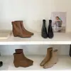 Botas de tornozelo estilo coreano First Encounter Season, bico quadrado e salto grosso para mulheres, coleção outono/inverno 2026, botas elegantes e que afinam, versáteis com zíper traseiro, botas da moda