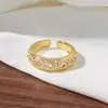 [Personalizado] Anillo de Rombos Huecos de Dos Tonos con Diamantes y Trébol de Cuatro Hojas para Mujer Incrustado con Circonita Fina Brillante Anillo Abierto Creativo