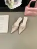 Primer Encuentro: Sandalias de Mula Elegantes con Strass y Punta Fina Stiletto 2026 Satén Primavera/Verano Elegantes Versátiles de Punta Cerrada