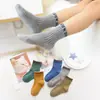 Calcetines para niños, calcetines de algodón de color liso, calcetines de tubo medio para niñas de primavera y otoño, calcetines deportivos de tubo alto para estudiantes, calcetines grandes con letra C para niños