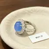 Anillo de calcedonia azul cabujón de lujo con engaste completo de diamantes, anillo para mujer con piedra preciosa incrustada en plata, moda vintage con un toque de alta gama, ajustable