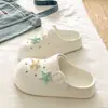 Ligeras y CómodasSandalias perforadas estilo vacación de verano en la playa, cómodas para usar durante largos períodos sin rozar los pies, Zapatillas cerradas estilo Birkenstock de EVA