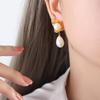 Pendientes de acero de titanio chapados en oro con incrustaciones geométricas simples y elegantes de estilo veraniego.