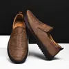 Sapatos mocassins planos casuais masculinos para atividades ao ar livre 2025, couro feito à mão, de mola, cano baixo, tamanho grande, mocassins transfronteiriços, cabedal de couro bovino