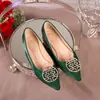 Sapatos de salto único em cetim de seda, sapatos de casamento verdes, sapatos de noiva, sapatos de vestir estilo chinês Xiuhe com botões de pérola, bico fino, salto alto grosso