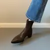 Versão em couro 2026 novas botas curtas elegantes francesas de bico fino para mulheres, botas Chelsea, botas elásticas de caimento justo para mulheres, salto grosso de outono e inverno