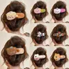 Um grampo de cabelo estiloso e versátil para mulheres, apresentando um design de bico de pato que não pressiona a parte de trás da cabeça, perfeito para criar penteados elegantes no outono e inverno.