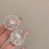 Brincos de Tarraxa Metálicos Florais com Pérolas em Estilo Minimalista Francês para Mulheres, Brincos Fogos de Artifício Deslumbrantes de Luxo Leve de Alta Qualidade, Novos Brincos com Acabamento Artesanal Pesado para Mulheres